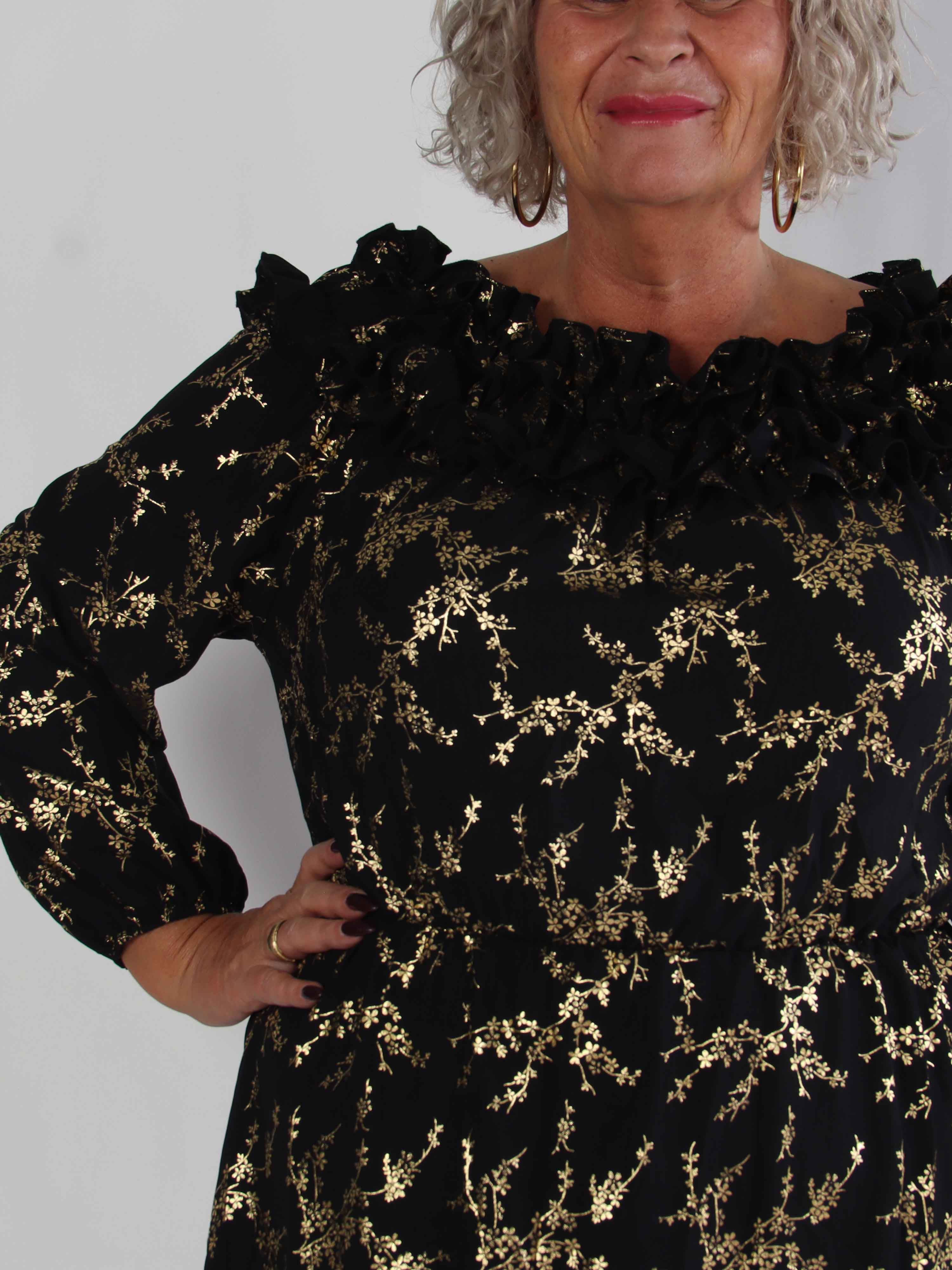 Chili Gold Fitted Dress - Plus size kjole i guld print med flæsekant og elastik i taljen